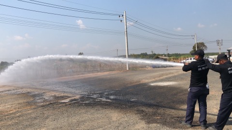 การฉีดน้ำด้วยสายขนาดสองนิ้วครึ่งที่แรงดันไม่น้อยกว่า 100 psi